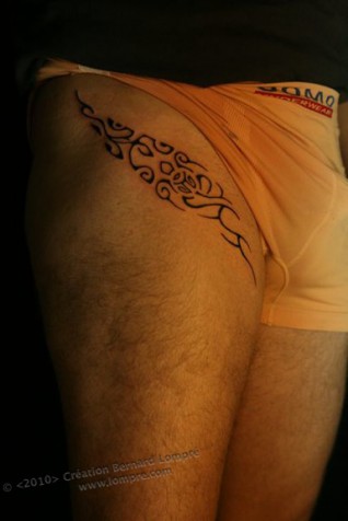 086.tattoo-paris-juin-henne-homme-cuisse-polynesien  